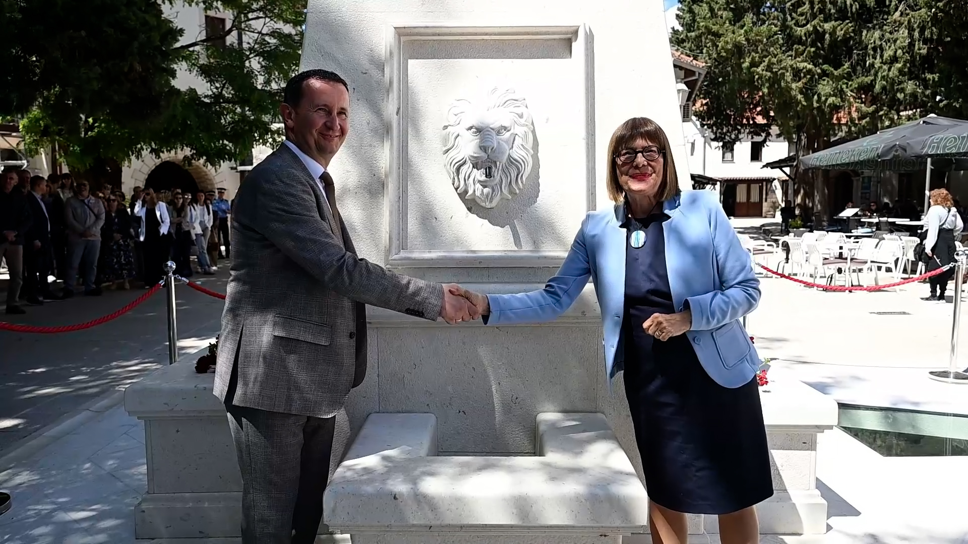 BiH, Republika Srpska, Trebinje, predsednik Pokrajinske vlade Maja Gojkovic otvara cesmu posvecenu Jovanu Ducicu, pokrivanje